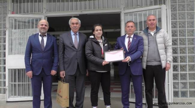 Manisa Hasan Türek Anadolu Lisesi öğrencisi Sümeyye Kaya  Türkiye Şampiyonu