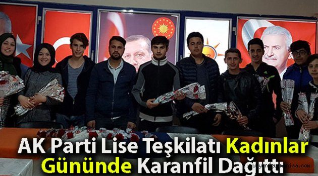 AK Lise Kadınlar Gününde Karanfil Dağıttı