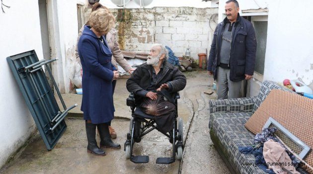 Ambulans şoförünün sırtında taşıdığı engelli yaşlıya yardım eli