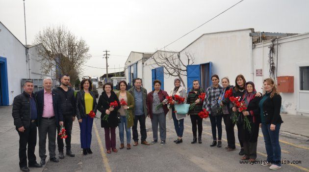 CHP Saruhanlı emekçi kadınlara karanfil dağıttı