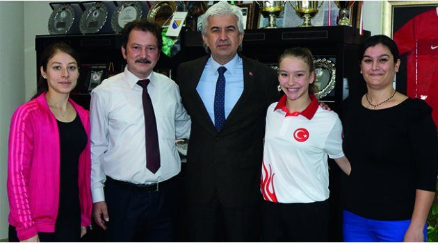 Dünya Şampiyonu Ayşe Begüm’den Belediye Başkanı Salih Hızlı’ya Teşekkür