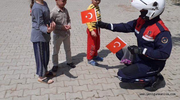 JANDARMA KÖY ÇOCUKLARINA VE VATANDAŞLARA BAYRAK DAĞITTI