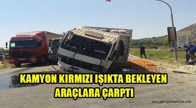 KAMYON KIRMIZI IŞIKTA BEKLEYEN ARAÇLARA ÇARPTI