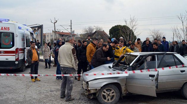 Kaza yapan araçtaki alkol kutuları dikkat çekti