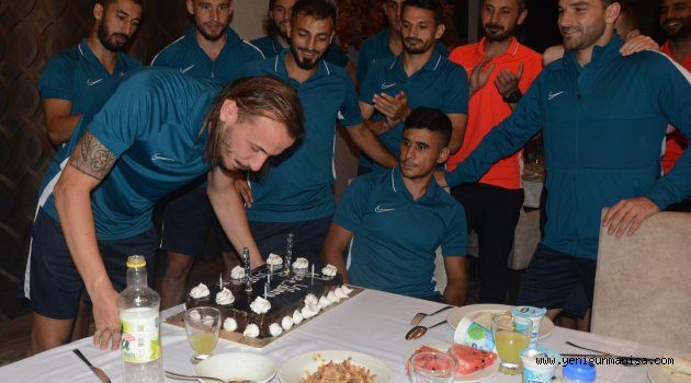 Manisa FK’nın Golcü İsmi Sinan’a Sürpriz Doğum Günü