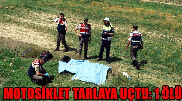 MOTOSİKLET TARLAYA UÇTU: 1 ÖLÜ