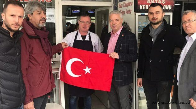 Saruhanlı CHP’den esnafa Türk bayrağı hediyesi