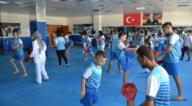 TAEKWONDO SPORUNU ÖĞRENİYORLAR