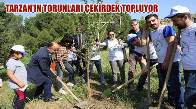 TARZAN’IN TORUNLARI ÇEKİRDEK TOPLUYOR