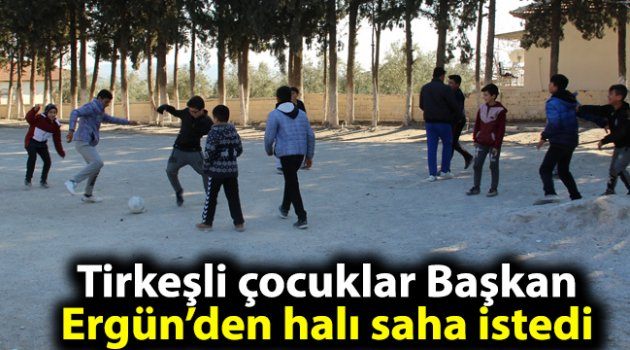 Tirkeşli çocuklar Başkan Ergün’den halı saha istedi