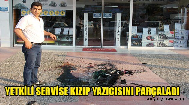 YETKİLİ SERVİSE KIZIP MAĞAZA ÖNÜNDE YAZICISINI PARÇALADI