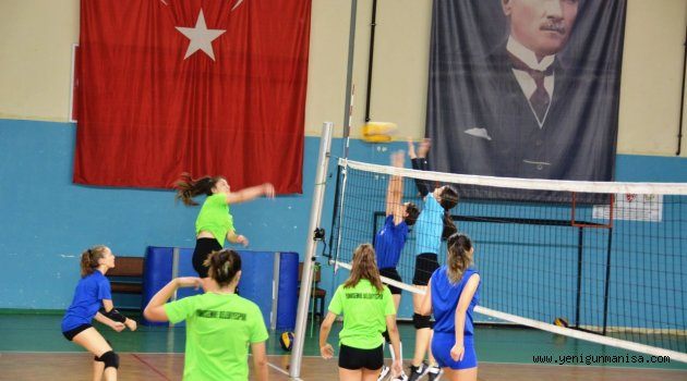 YUNUSEMRE BAYAN VOLEYBOLDA SERAMİKSAN MAÇI İLE LİGE MERHABA DİYECEK