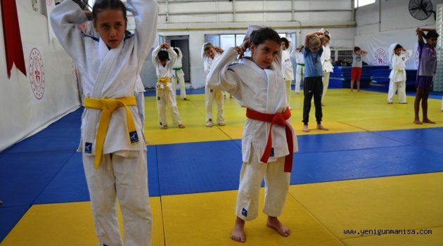 YUNUSEMRE İLE JUDO ÖĞRENİYORLAR